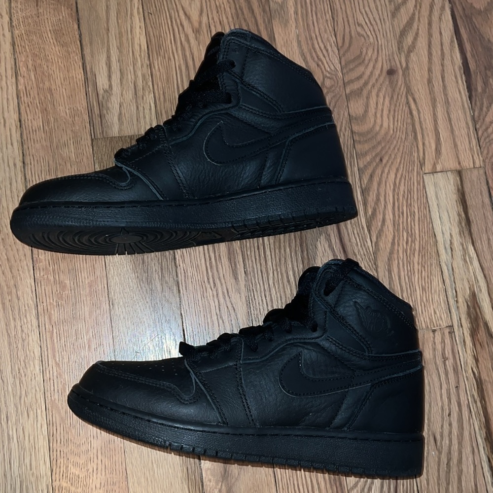 2017 NIKE Air Jordan 1 Retro High OG BG 'Black University Red' Size 6.5 Big Kids - Picture 7 of 11